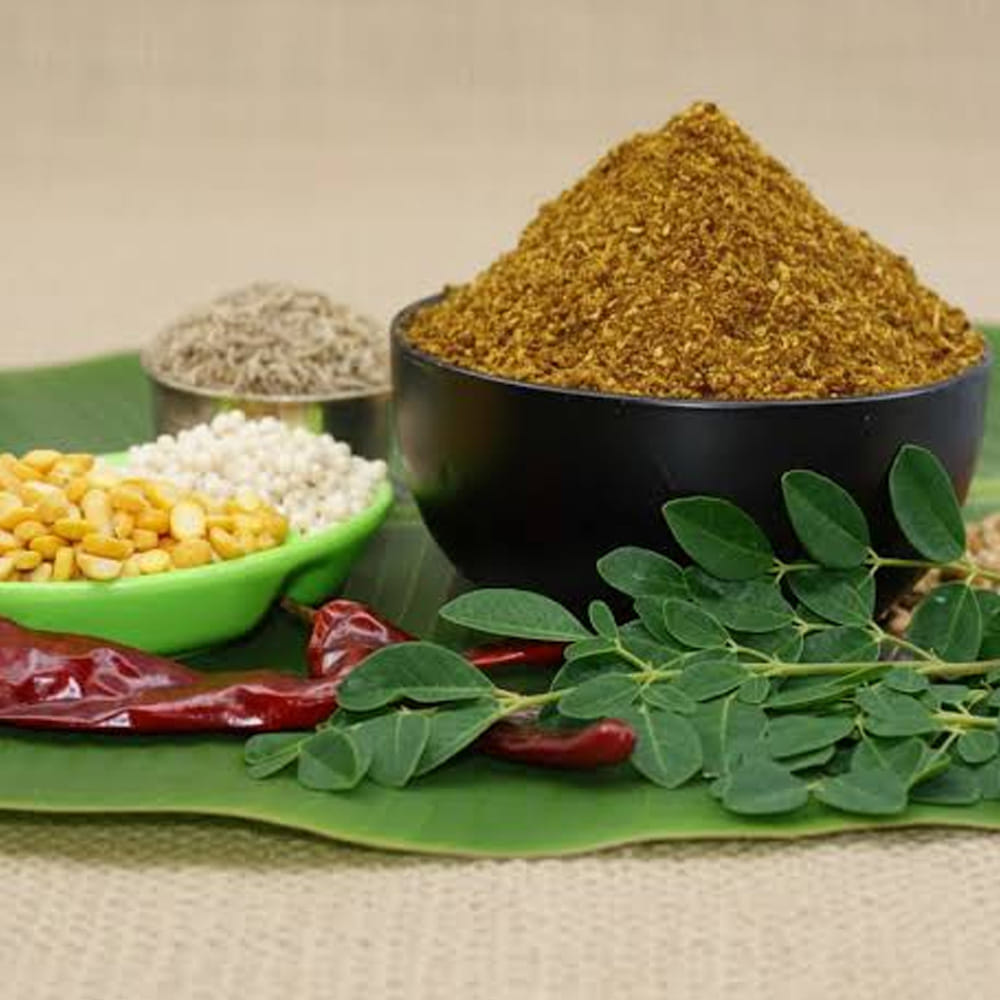 చివరగా ఈ పొడిని ఒక వెడల్పాటి ప్లేట్ లో వేసి బాగా కలుపుకుని, పూర్తిగా చల్లారిన తర్వాత గాజు సీసాలో భద్రపరుచుకుంటే ఆరు నెలల పాటు అస్సలు పాడవదు. వేడివేడి ఇడ్లీలు, క్రిస్పీ దోశలు లేదా వేడి అన్నంలో కొద్దిగా నెయ్యి వేసుకుని ఈ మునగాకు కారం పొడితో తింటే రుచికి రుచి, ఆరోగ్యానికి ఆరోగ్యం మీ సొంతమవుతాయి.