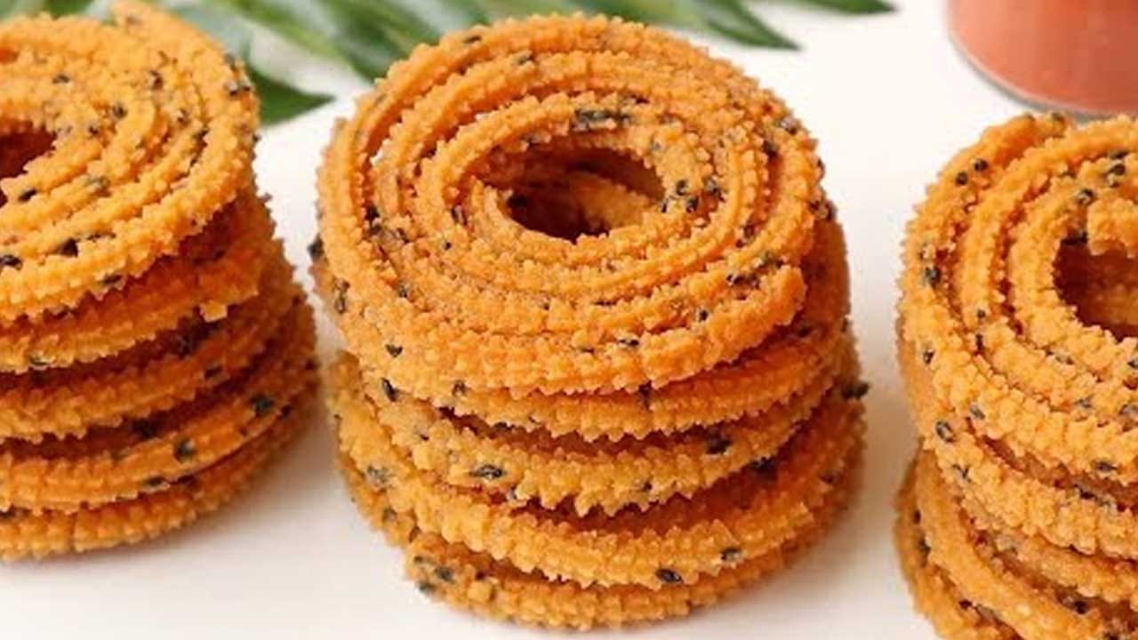 తర్వాత ఇందులో వన్ టీ స్పూన్ నువ్వులు, జీలకర్ర, ఓమా, కారం, ఉప్పు, అన్నీ వేసి మంచిగా కలుపుకోవాలి. తర్వాత గోరు వెచ్చని నీళ్లు పోస్తూ మంచిగా కలుపుకోవాలి. గరిటతో కలుపుతూ, మంచిగా మురకులు మంచిగా వచ్చేలా కాస్త వదులుగా కలుపుతూ కలుపుకోవాలి. మంచిగా కలిపిన తర్వాత దీనిని ఒక పది హేను నిమిషాల పాటు పక్కన పెట్టుకోవాలి.