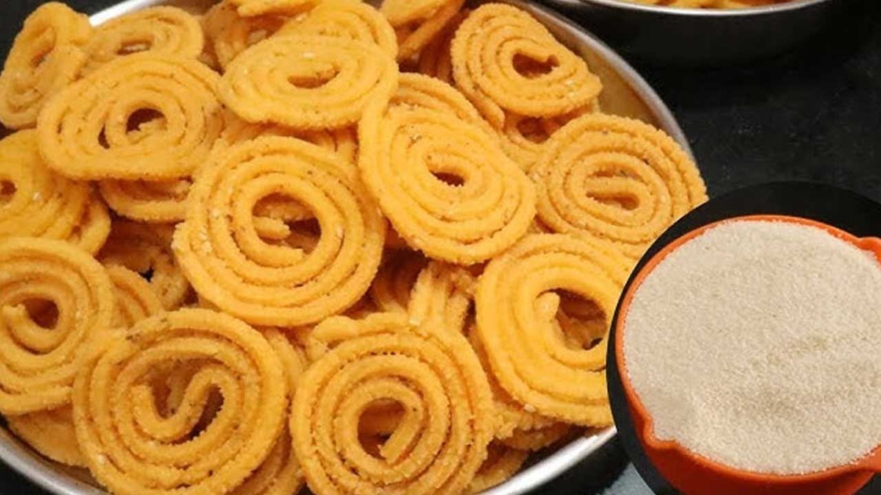 అటూ, ఇటు తిప్పుతూ, మురుకులు బాగా కాల్చుకోవాలి. బంగారు రంగు వచ్చే వరకు కాల్చుకోవాలి. తరవాత వాటన్నింటిని ఒక బౌల్లోకి తీసుకోవాలి. తర్వాత కరివేపాకు వేయించుకోవాలి. దానిని ఈ మురుకుల మీద చల్లుకోవాలి. అంతే టేస్టీ టేస్టీ చిట్టి చిట్టి మురుకులు రెడీ. చిన్న పిల్లల నుంచి పెద్ద వారి వరకు ప్రతి ఒక్కరూ వీటిని ఇష్టంగా తింటారు.
