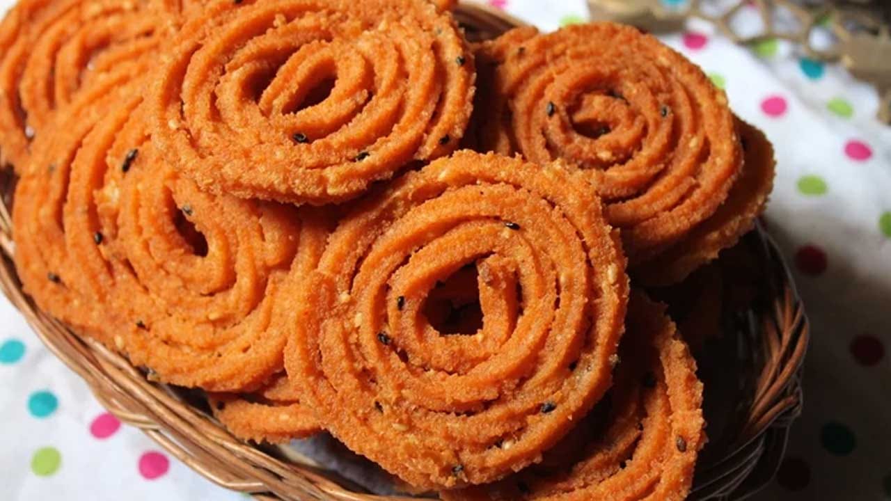 కావాల్సిన పదార్థాలు : అటుకులు, శనగపప్పు, కారం, ఓమ, నవ్వులు, బిచ్యం పిండి, ఉప్పు, నూనె, నీళ్లు. ఈ పదార్థాలతో చిన్న పిల్లలు చాలా ఇష్టంగా తినే చిన్న చిన్న మురుకులు ఎలా చేయాలో ఇప్పుడు మనం చూద్దాం.