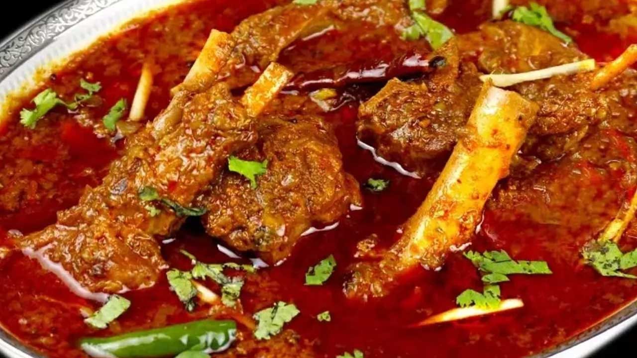 బోనాల పండుగ సందర్భంగా చాలా మంది పొట్టేల్ కర్రీ వండుతుంటారు. అయితే చాలా వరకు దీని కర్రీ చాలా లేటుగా ఉడుకుతుంది. అంటారు. అందువలన మీరు పొట్టేలు కొనుగోలు చేసే సమయంలోనే చాలా లేత పిల్లను కొనుగోలు చేయాలి. దీని వలన మాంసం త్వరగా ఉడకడమే కాకుండా, రుచికూడా చాలా అద్భుతంగా ఉంటుందంట.