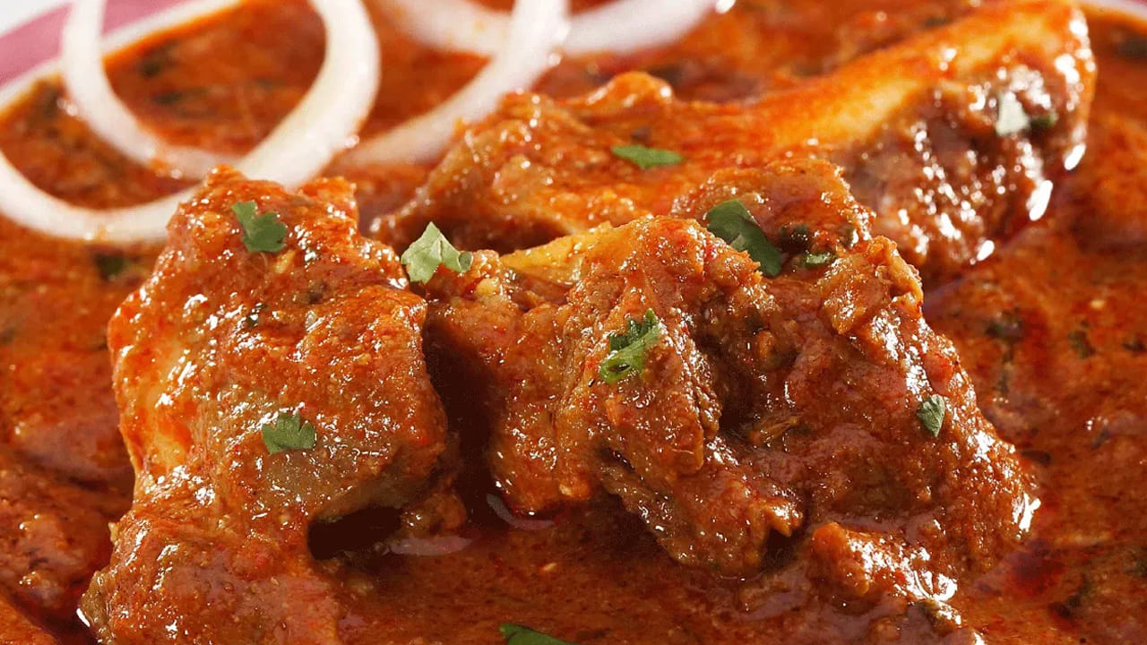 మటన్లోని సంతృప్త కొవ్వులు (Saturated Fats) రక్తంలో బ్యాడ్ కొలెస్ట్రాల్ (LDL) స్థాయిలను పెంచుతాయి. ఇది ధమనులలో అడ్డంకులు ఏర్పరిచి గుండెపోటుకు దారితీస్తుంది. 100 గ్రాముల ఫ్యాటీ మటన్ ముక్కల ద్వారా శరీరంలోకి ఎక్కువ క్యాలరీలు చేరతాయి. దీనివల్ల ఊబకాయం, పొట్ట చుట్టూ కొవ్వు పెరుగుతుంది. అధిక కొవ్వు గల రెడ్ మీట్ క్రమం తప్పకుండా తింటే ఫ్యాటీ లివర్ సమస్య వచ్చే అవకాశం ఉంది. అలాగే ఇది జీర్ణం కావడానికి ఎక్కువ సమయం పడుతుంది.