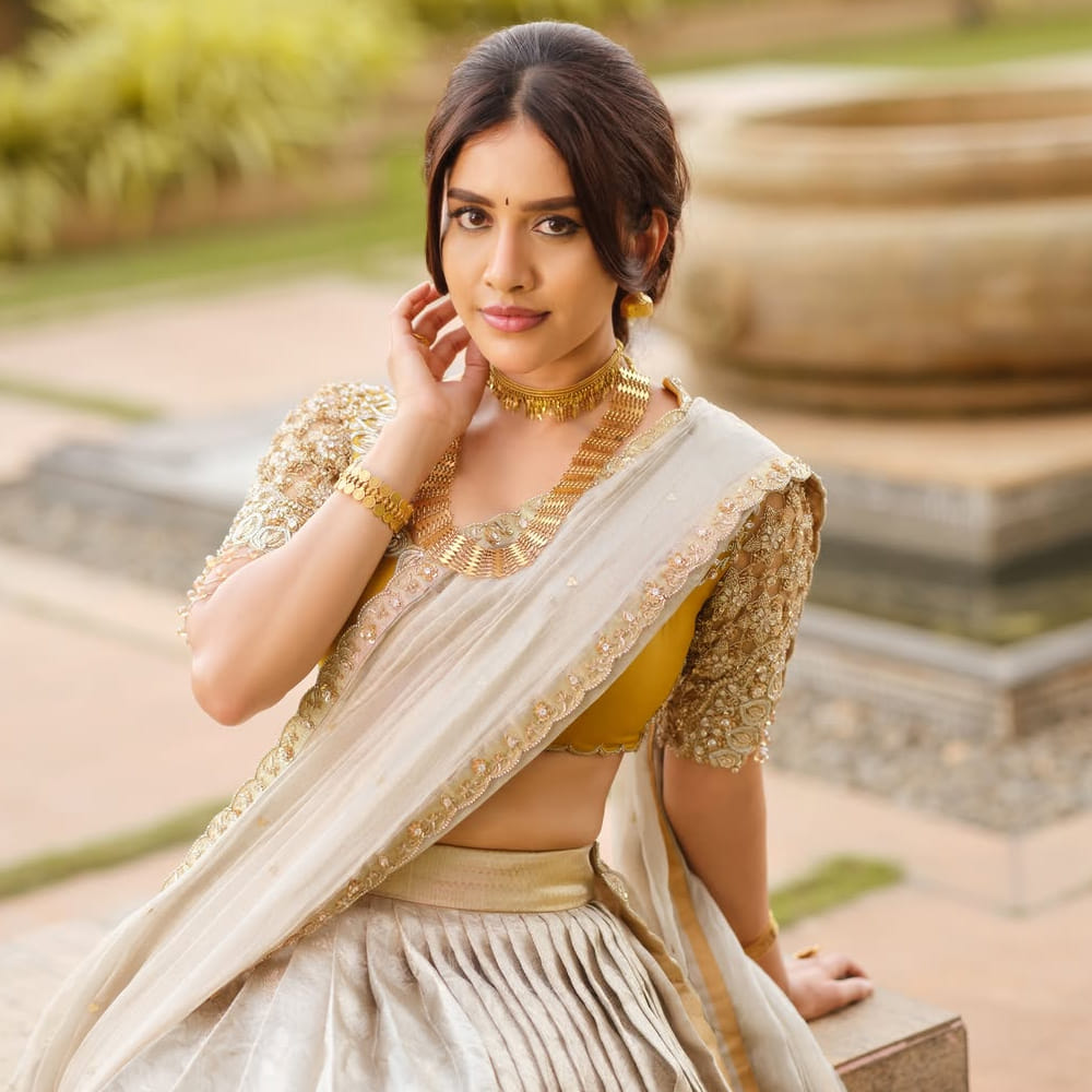 "ఈ రేస్ నాకోసం కాదు. నేను నా జీవితాన్ని ఆస్వాదించాలని, అందమైన చిత్రాలు చేయాలని, గొప్ప కథల్లో భాగం కావాలని కోరుకుంటున్నాను," అని నభా స్పష్టం చేశారు. ఈ ఆలోచనతోనే ప్రస్తుతం తాను నాగబంధం, స్వయంభూ వంటి విభిన్న ప్రాజెక్ట్లను ఎంచుకున్నానని ఆమె తెలిపారు. నభా నటేష్ వ్యక్తిగత ఎదుగుదల, కళ పట్ల ఆమెకున్న అంకితభావం, ప్రతికూలతలను అధిగమించి బలమైన పునరాగమనం చేయడానికి ఆమె సిద్ధంగా ఉన్న తీరు ప్రశంసనీయం అని అంటున్నారు నెటిజన్స్. ప్రస్తుతం చేతినిండా సినిమాలతో ఫుల్ బిజీగా ఉంది నభా నటేష్.