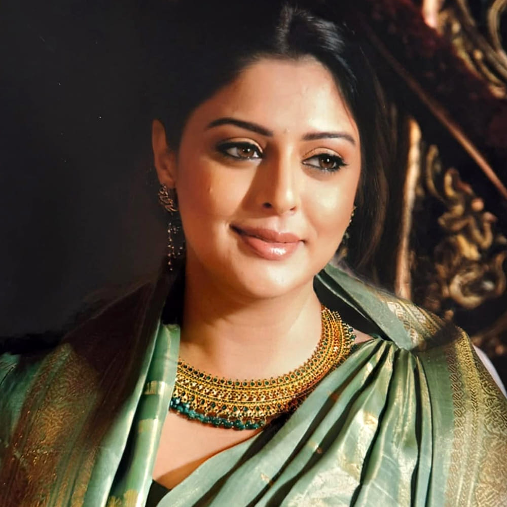ఇతర రంగాలతో పోలిస్తే సినిమా సెలబ్రిటీలకు చాలా క్రేజ్ ఉంటుంది. అదే సమయంలో వారి వ్యక్తిగత జీవిత విషయాలు కూడా తరచూ వార్తల్లోకి వస్తుంటాయి. పెళ్లి సందడి సినిమాలో రాఘవేంద్ర రావు చెప్పినట్లు ‘అరేబియన్ గుర్రమంటి నలక నడుమున్న నగ్మా’ తన అందంతో 90వ దశకంలో యువతను కట్టిపడేసింది. తెలుగుతో పాటు తమిళ, మలయాళ, కన్నడ, హిందీ, భోజ్పురి, పంజాబీ, బెంగాలీ, మరాఠి భాషల్లోనూ స్టార్ హీరోయిన్ గా క్రేజ్ సొంతం చేసుకుంది.