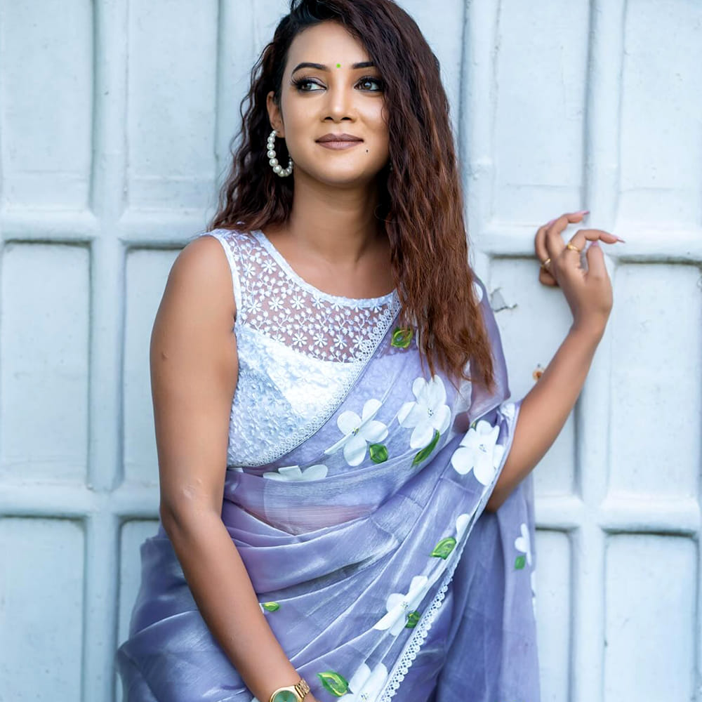 పాజిటివ్, నెగిటివ్ షేడ్స్ ఉన్న పాత్రలలో నటిస్తూ జనాలకు దగ్గరయ్యింది ఈ ముద్దుగుమ్మ. అయితే అమ్మడు జీవితంలో ఎంతో దుఃఖం దాగుంది. గతంలో ఆమె ఓ ఇంటర్వ్యూలో మాట్లాడుతూ.. నటిగా ఇండస్ట్రీలోకి వచ్చిన కొత్తలో తన తల్లిదండ్రులు ఏమాత్రం సపోర్ట్ చేయలేదట. తండ్రి లెక్చరర్ కాగా.. నటిగా మారతానంటే అస్సలు ఒప్పుకోలేదట.