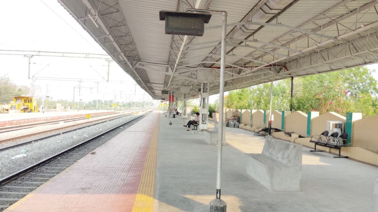 రైల్వే అధికారుల ప్రకటన : భారతీయ రైల్వే మౌలిక సదుపాయాల ఆధునీకరణకు కట్టుబడి ఉందని.. ఈ పునరాభివృద్ధి పనులు పూర్తి కావడం వల్ల నల్గొండ రైల్వే స్టేషన్ కేవలం ప్రయాణ కేంద్రంగానే కాకుండా, ప్రపంచ స్థాయి సేవలు, అత్యుత్తమ అనుసంధానంతో కూడిన ఒక చైతన్య కేంద్రంగా మారబోతోందని రైల్వేశాఖ అధికారులు తెలిపారు.