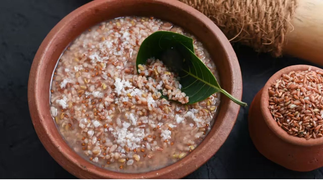 వీటిని ఎలా వండాలో అని మీరు టెన్షన్ పడాల్సిన అవసరం లేదు. ముందుగా నవారా బియ్యాన్ని నీటిలో శుభ్రంగా 2-3 సార్లు కడగండి. ఇప్పుడు బియ్యం, పెసర్లు, మెంతులు, ఆశాలి విత్తనాలను విడివిడిగా లేదా కలిపి కనీసం 30 నిమిషాల నుండి 1 గంట పాటు నీటిలో నాననివ్వండి. ఇప్పుడు ఒక ప్రెజర్ కుక్కర్ లేదా మందపాటి పాత్ర తీసుకొని, అందులో నానబెట్టిన బియ్యం, పెసర్లు, మెంతులు, ఆశాలి,  జీలకర్ర వేయండి. ఇందులో 4 నుండి 5 కప్పుల నీళ్లు పోసి, రుచికి సరిపడా ఉప్పు వేయండి. కుక్కర్ మూత పెట్టి 4 నుండి 5 విజిల్స్ వచ్చేంత వరకు ఉడికించండి. సాధారణ పాత్రలో అయితే మూతపెట్టి బియ్యం మెత్తగా అయ్యే వరకు ఉడికించాలి