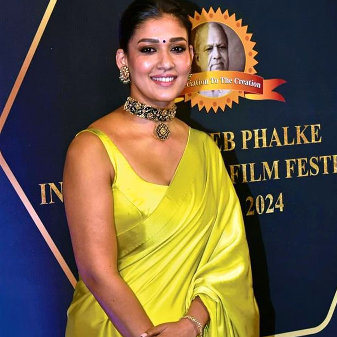 సినిమా ఇండస్ట్రీలో 22ఏళ్లుగా తిరుగులేని స్టార్ డమ్ సొంతం చేసుకుంది లేడీ సూపర్ స్టార్ నయన తార. కెరీర్ బిగినింగ్లో ఈ అమ్మడు చిన్న చిన్న పాత్రలు సెకండ్ హీరోయిన్ రోల్స్ చేసింది.  రజినీకాంత్ నటించిన చంద్రముఖి, సూర్యతో కలిసి గజినీ సినిమాల్లో సెకండ్ హీరోయిన్ గా నటించినా ఆతర్వాత మెయిన్ హీరోయిన్ గా మారి బ్లాక్ బస్టర్స్  అందుకుంటుంది. 