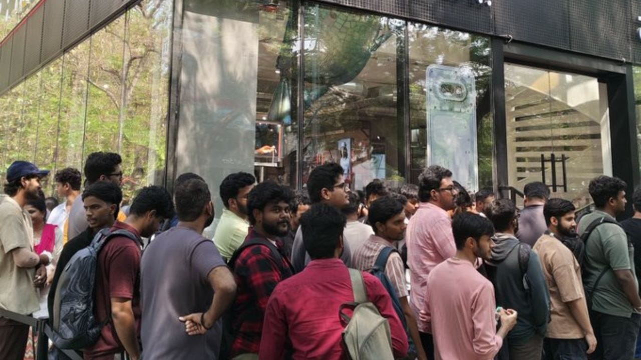 అయితే ఇక్కడో సమస్య ఏమిటంటే.. నథింగ్ ఈ ఫోన్ను దేశ వ్యాప్తంగా తీసుకురావడం లేదు. కేవలంలో ఈ స్మార్ట్ఫోన్ బెంగళూరులోని 'నథింగ్ స్టోర్' లో మాత్రమే లభిస్తుంది. జులై 7వ తేదీన సాయంత్రం 4 గంటల నుండి కస్టమర్స్కు అందుబాటులోకి వస్తుంది. ఇది లిమిటెడ్ ఎడిషన్ కాబట్టి స్టాక్ త్వరగా అయిపోవచ్చు. మీరు కూడా ఈ ఫోన్ తీసుకోవాలి అనుకుంటే.. రిలీజైన వెంటనే స్టోర్కు వెళ్లడం బెటర్