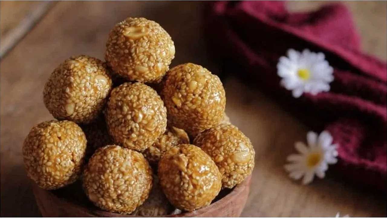 తయారీ విధానంలోకి వెళితే..ముందుగా నువ్వులు తీసుకోవాలి. ఇప్పుడు స్టవ్ ఆన్ చేసి పాన్ పెట్టి సన్నని మంటపైన నువ్వులను మంచిగా వేయించుకోవాలి. చిట పట మంటూ మంచిగా వేగాలి. నువ్వులు ఎంత మంచిగా వేగితే రుచి అంత అద్భుతంగా ఉంటుంది.