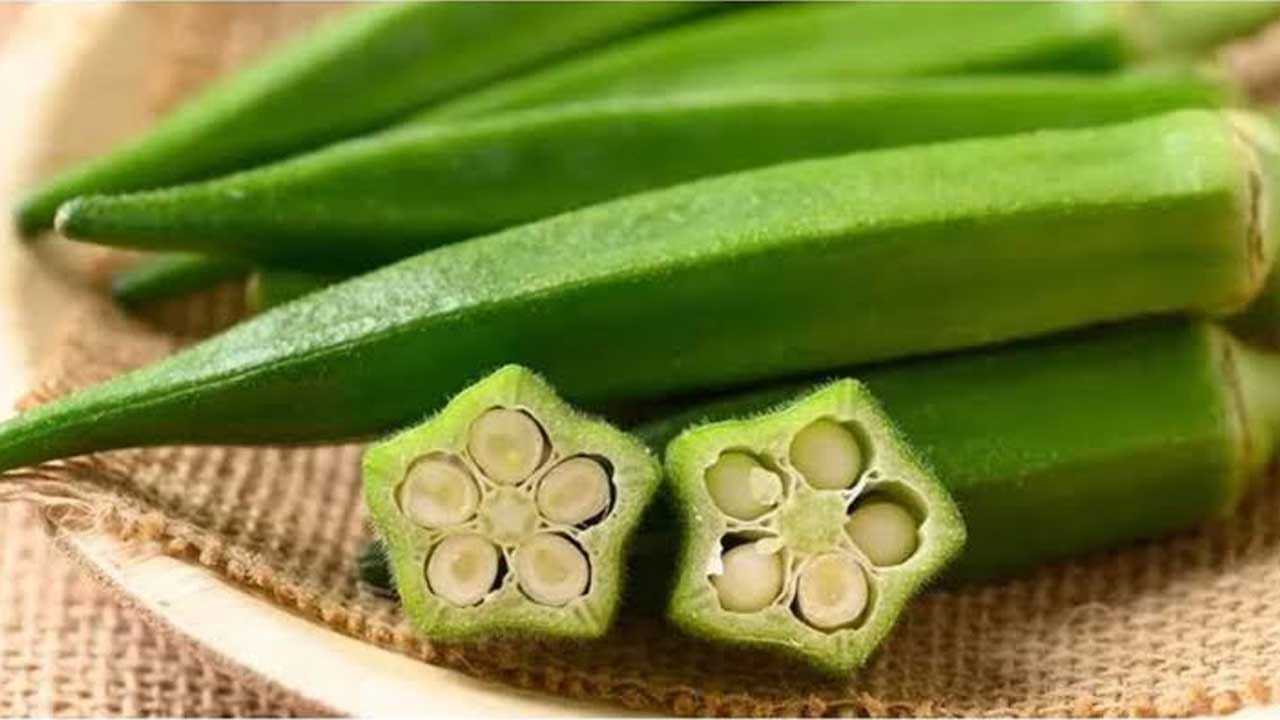 ఇప్పటికీ చాలా మందికి బెండకాయలను కట్ చేసే విధానం సరిగ్గా తెలియదు. చాలా మంది బెండకాయలను అడ్డంగా కోస్తుంటారు. కానీ ఎప్పుడూ కూడా బెండకాయలను మీరు వండే వంట రకాన్ని బట్టి దానిని కట్ చేసి పెట్టుకోవాలంట. ఫ్రై చేసే సమయంలో బెండకాయలను చాలా తక్కువ పరిమాణంలో పొడవుగా కట్ చేసి, తర్వాత అడ్డంగా, చిన్న చిన్నగా కట్ చేసుకోవాలి.
