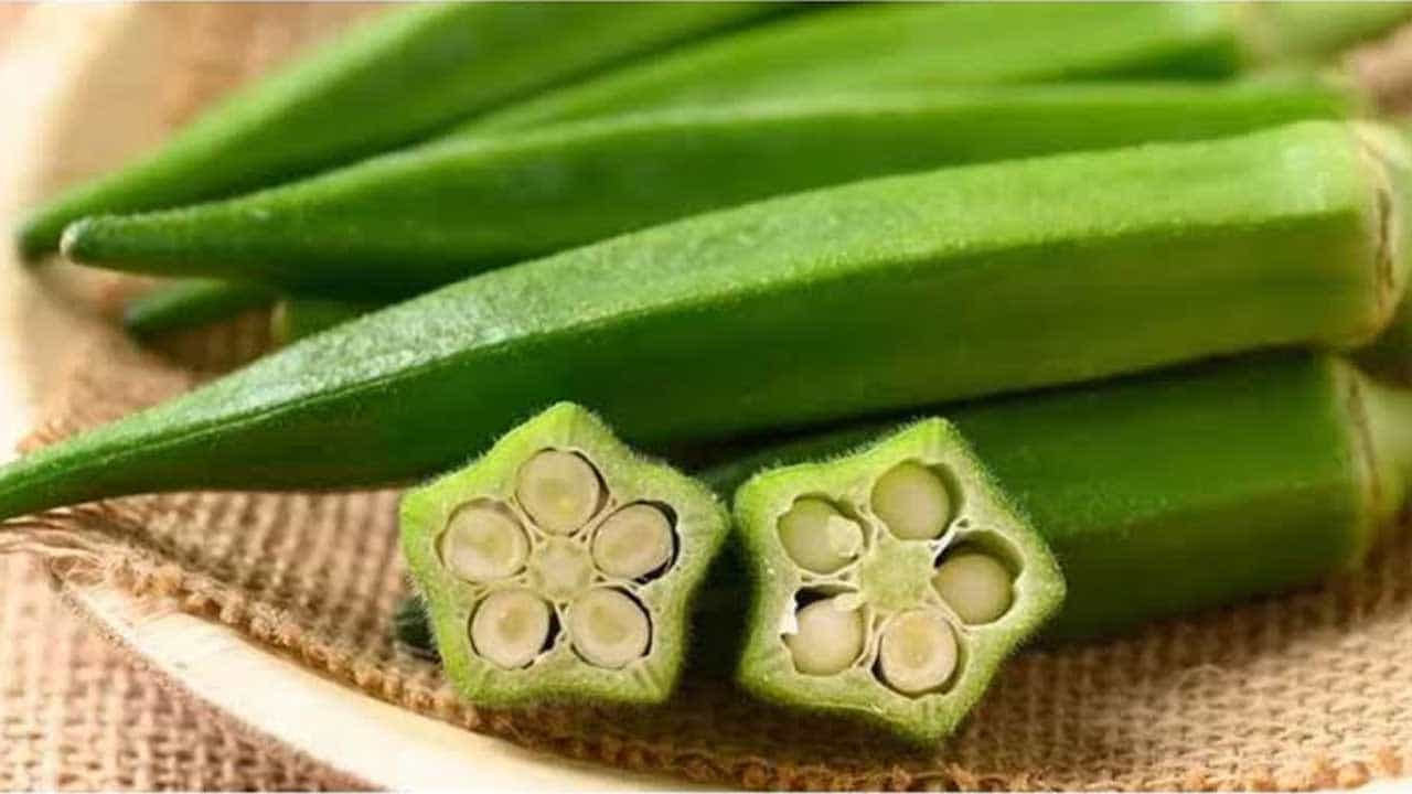 ఇప్పటికీ చాలా మందికి బెండకాయలను కట్ చేసే విధానం సరిగ్గా తెలియదు. చాలా మంది బెండకాయలను అడ్డంగా కోస్తుంటారు. కానీ ఎప్పుడూ కూడా బెండకాయలను మీరు వండే వంట రకాన్ని బట్టి దానిని కట్ చేసి పెట్టుకోవాలంట. ఫ్రై చేసే సమయంలో బెండకాయలను చాలా తక్కువ పరిమాణంలో పొడవుగా కట్ చేసి, తర్వాత అడ్డంగా, చిన్న చిన్నగా కట్ చేసుకోవాలి.