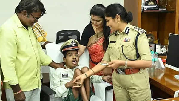 Hyderabad: దివ్యాంగ యువకుడికి మరపురాని అనుభూతి ఇచ్చిన మల్కాజ్గిరి పోలీస్ కమిషనర్..!