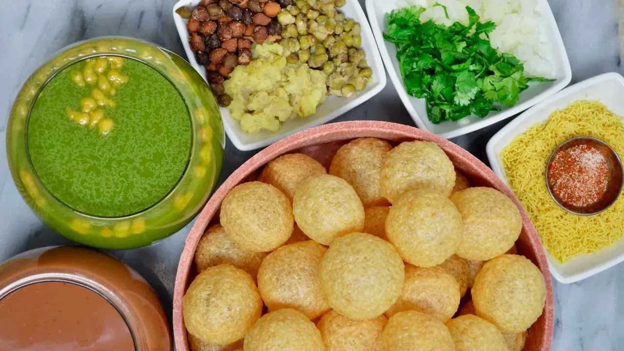 భారత దేశంలో పానీ పూరీ అంటే చాలా మందికి ఇష్టం ఉంటుంది. చాలా మంది ఫేవరెట్ . అయితే ఎప్పుడూ దీని గురించి చర్చ జరుగుతూనే ఉంటుంది. భారతదేశంలో ఇది ఫేమస్ రిసిపీలో ఒక్కటి. ఇక దీని గురించి అడుగుతే అనేక సమాధానాలు చెప్పుకొస్తుంటారు. అయితే ఈ రుచికరమైన వంటకం మహాభారతంలోని పాంచాల యువరాణి ద్రౌపదికి సంబంధించినదంట. దాని గురించి తెలుసుకుందాం.