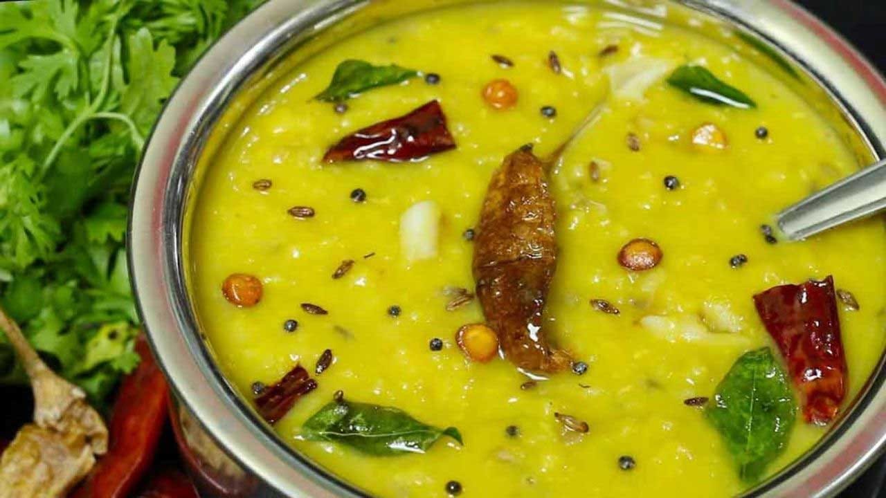 తర్వాత పెసరపప్పు తీసుకోవాలి. పెసరపప్పును శుభ్రంగా కడిగి నానబెట్టాలి. తర్వాత దీనిలో నీళ్లు పోసి స్టవ్ ఆన్ చేసి మంచిగా ఉడకబెట్టుకోవాలి. అది ఉడికే సమయంలో మనం వెల్లుల్లి రెబ్బలు తీసుకొని, అందులో జీలకర్ర వేసి గ్రైండ్ చేసుకోవాలి. ఈ వెల్లుల్లి జీలకర్ర పేస్ట్ను పప్పులో వేసుకోవాలి. తర్వాత కొంచెం నీళ్లు పోసి ఈ పప్పు మెత్తగా టేస్టీగా ఉడకబెట్టుకోవాలి. అలాగే కొంచెం ఉప్పు, మెంతి పొడి కూడా వేసుకోవాలి.