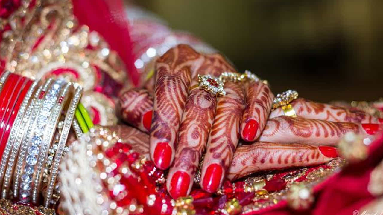 మానసిక బంధం బలపడటం: కొత్తగా పెళ్లయిన అమ్మాయి అప్పటివరకు పెరిగిన పుట్టింటిని వదిలి అత్తగారింటికి వస్తుంది. అక్కడ కొత్త వాతావరణానికి అలవాటు పడే క్రమంలో కాస్త ఒత్తిడికి గురవుతుంది. అందుకే, ఈ నెల రోజులు పుట్టింటికి వెళ్లడం వల్ల ఆమెకు మానసిక ప్రశాంతత దొరుకుతుంది. అటు భర్తకు కూడా భార్య విలువ తెలిసి, వారి మధ్య ప్రేమ మరింత పెరుగుతుందని నమ్ముతారు.