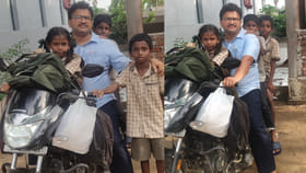 అంకితభావమే ఆయుధంగా... మూతపడే బడులకు జీవపోస్తున్న ఉపాధ్యాయుడు!
