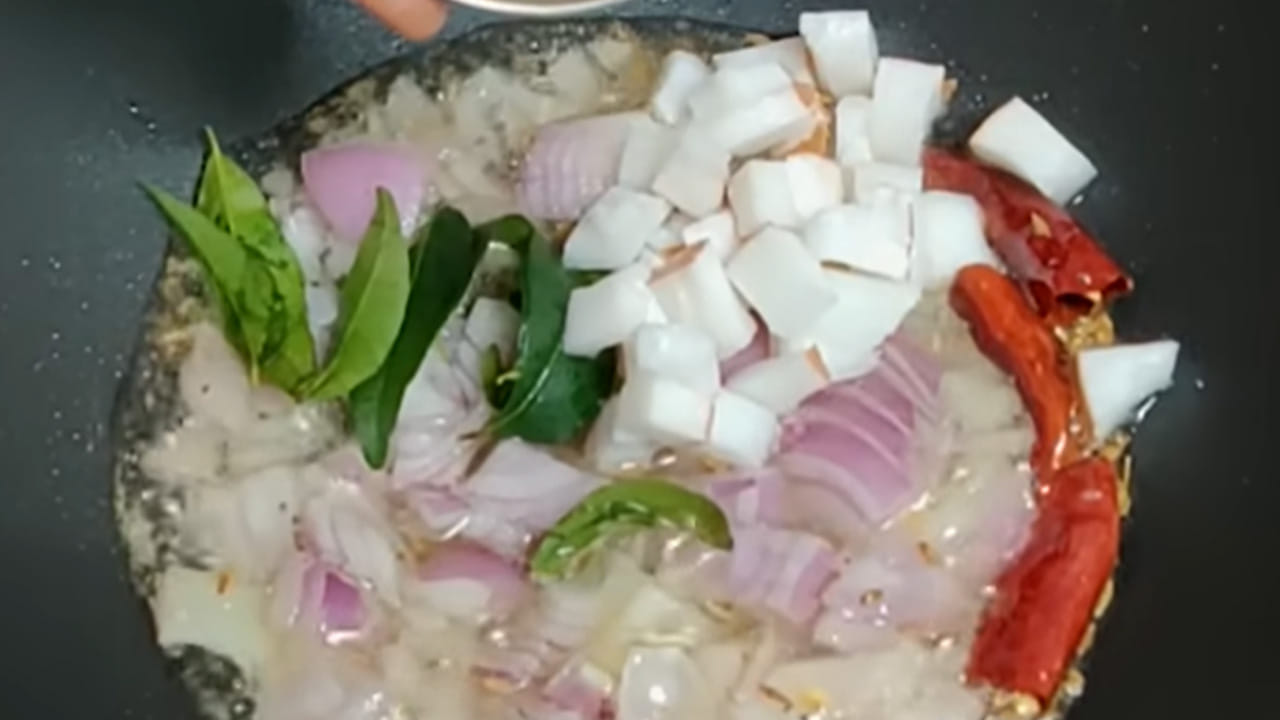 పెసర పప్పు తయారీ విధానం స్టెప్ 1 : 4 విజిల్స్ వచ్చే వరకు దీనిని బాగా ఉడికించాలి. ఆ తరవాత దీనిని కిందకి దించి పప్పు మెత్తగా కలుపుకోవాలి. ఆ తర్వాత దీనిని పక్కన పెట్టి దీనిలో ఉప్పు వేసి అవసరమైతే ఇంకా నీళ్లు కూడా 5 నిమిషాల పాటు దీనిని చక్కగా మరిగించాలి. ఇలా చేస్తే ఇది మంచి రుచిగా ఉంటుంది.