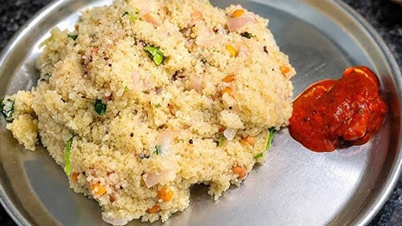 పెసరపప్పు ఉప్మాకు కావాల్సిన పదార్ధాలు : అర కప్పు పెసరపప్పు, ఒక కప్పు ఉప్మా రవ్వ, ఒక టేబుల్ స్పూన్ నెయ్యి, రెండు టేబుల్ స్పూన్స్ ఆయిల్, ఒక టేబుల్ స్పూన్ ఆవాలు, ఒక టేబుల్ స్పూన్ మినప్పప్పు, ఒక టేబుల్ స్పూన్ జీలకర్ర, 5 పచ్చిమిర్చి, ఒక టేబుల్ స్పూన్ అల్లం పేస్ట్ , ఒక టేబుల్ స్పూన్ ఉల్లిపాయ ముక్కలు , నాలుగు కరివేపాకు ఆకులు, సరిపడా నీరు, రుచికి తగినంత ఉప్పు, అర కట్ట కొత్తిమీరను తీసుకోవాలి.