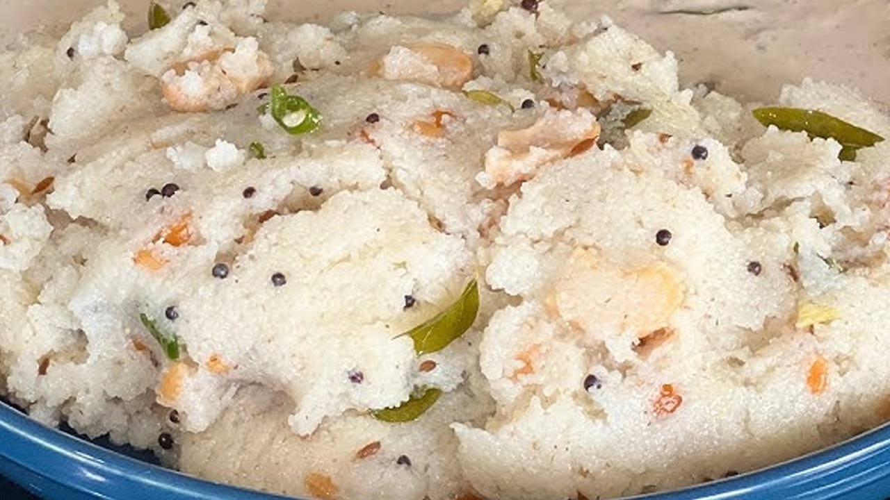 పెసరపప్పు ఉప్మా తయారి విధానం స్టెప్ 2: 5 నిముషాలు తర్వాత దీనిలో అల్లం ముక్కలు లేదా తురుము , నాలుగు పచ్చిమిర్చి, కరివేపాకు ఆకులు , ఉల్లిపాయ ముక్కలు వేసి మెత్తగా అయ్యే వరకు వేయించాలి. ఇవి రంగు మారిన తర్వాత దీనిలో రెండు కప్పుల నీరు పోసి సరిపడా ఉప్పు కూడా వేసి ఈ నీళ్ళను బాగా మరిగించుకోవాలి.