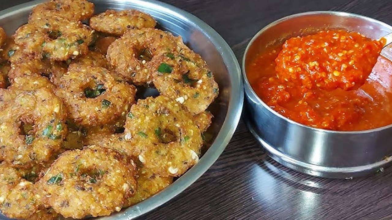 పెసరపప్పు గారెల తయారి విధానం స్టెప్ 2: ఇంకా ఈ మిశ్రమంలో అర కట్ట కొత్తిమీర, ఒక టేబుల్ స్పూన్ నిమ్మరసం కూడా మంచిగా చేతితోనే బాగా కలపాలి. టేస్టింగ్ సాల్ట్ వేస్తే కర కర లాడుతూ ఉంటాయి. అప్పుడే రుచి మరింత పెరుగుతుంది. ఇంకా దీనిలో వేయించిన జీలకర్ర పొడివేసి కలపాలి. ఇది వేస్తే ఈ వడలు తిన్న వెంటనే అరిగిపోతాయి.