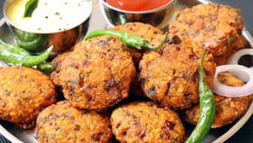 ఆడపిల్లలకు మూడు రెట్లు బలాన్నిచ్చే పెసరపప్పు గారెలు..