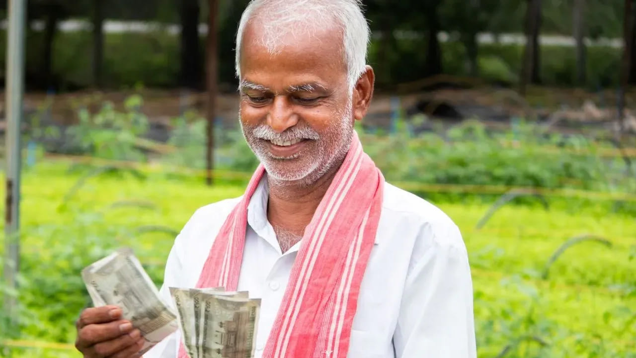 రైతులకు ఆర్థిక సాయం అందించేందుకు కేంద్ర ప్రభుత్వం ప్రధాన మంత్రి కిసాన్ సమ్మాన్ నిధి యోజన(పీఎం కిసాన్) పథకాన్ని అమలు చేస్తోంది. ఈ పథకం ద్వారా రైతులకు పెట్టుబడి సాయం రూపంలో కొంతమొత్తం ప్రతీ ఏడాది అందిస్తూ వస్తోంది. ఎప్పటినుంచో ఈ పథకం అమలవుతుండగా.. దేశంలోనే అతి పెద్ద సంక్షేమ పథకంగా ఇది కొనసాగుతోంది. దేశవ్యాప్తంగా లక్షలాది మంది రైతులు ఈ పథకం ద్వారా ప్రతీ ఏడాది లబ్ది పొందుతున్నారు.