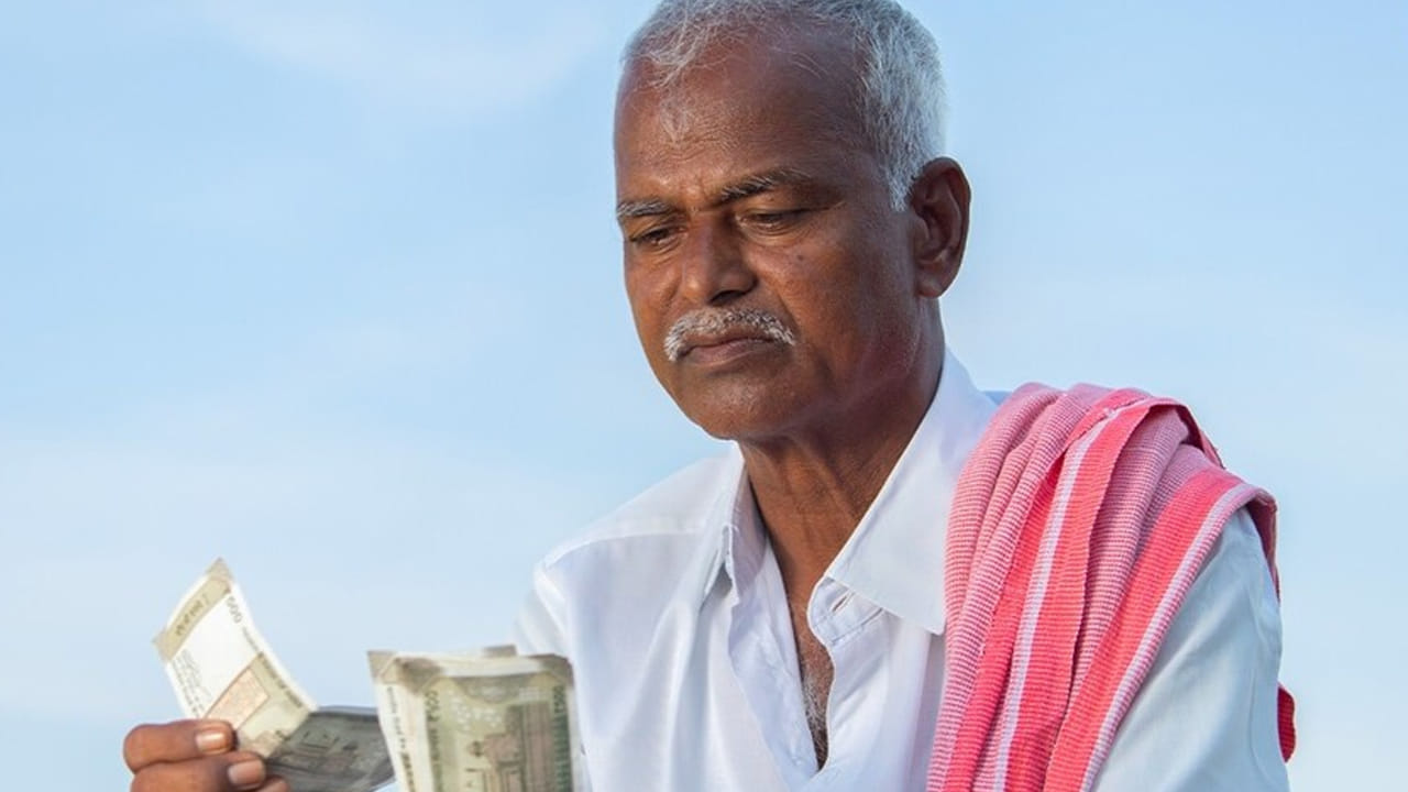 గత నెల జూలై 20వ తేదీన 23వ విడత నగదును ప్రధాని మోదీ విడుదల చేశారు. దీంతో రైతుల అకౌంట్లలో రూ.2 వేలు జమ అయ్యాయి. దీంతో లబ్ధిదారులు ఇప్పుడు 24వ విడత కోసం ఆశగా ఎదురుచూస్తున్నారు. అయితే ఈ పథకం గురించి చాలా మందిలో అనేక సందేహాలు ఉన్నాయి. ఒకే కుటుంబంలో ఇద్దరి పేర్లపై భూమి ఉంటే ఈ పథకం వర్తిస్తుందా..? భూమి తండ్రీకొడుకులు ఇద్దరి పేర్ల మీద ఉంటే.. వేర్వేరుగా నిధులు పొందవచ్చా? అనే విషయాలు చూద్దాం.