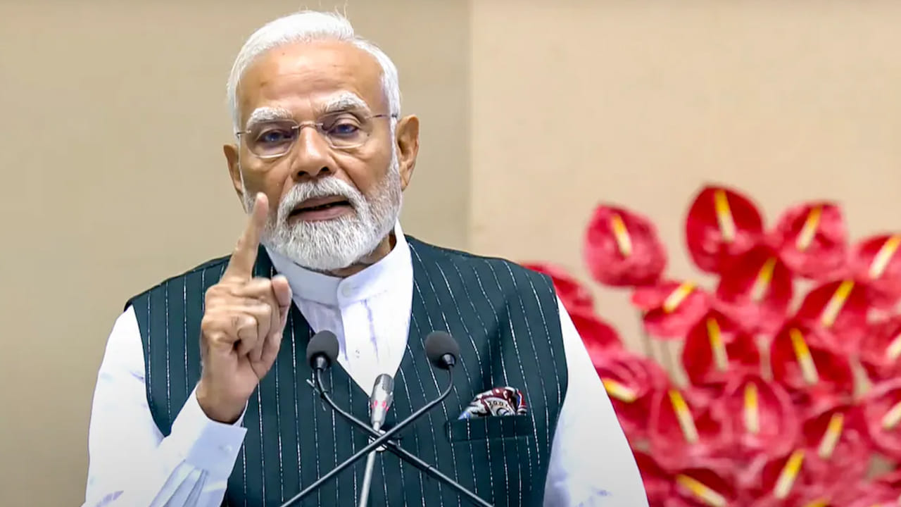 తన అధికారిక నివాసంలో ఉన్నత స్థాయి సమావేశం నిర్వహించిన ప్రధాని మోదీ! కీలక అంశాలపై చర్చ