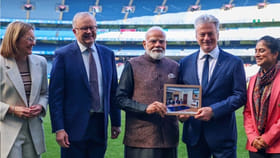 స్టీవ్ వాకు ప్రధాని మోదీ అరుదైన బహుమతి..!