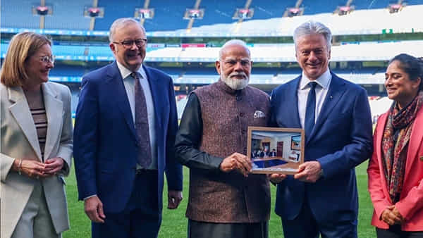 మెల్బోర్న్లో ప్రధాని మోదీ క్రికెట్ దౌత్యం.. స్టీవ్ వాకు 20 ఏళ్ల నాటి అరుదైన కానుక..!