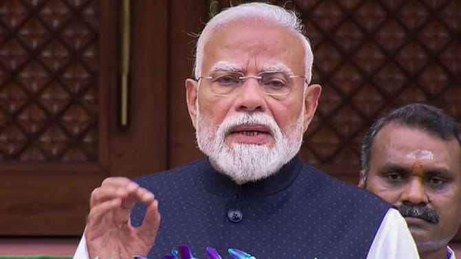 అర్ధరాత్రి PM మోదీ సెల్ఫీ వీడియో.. పేపర్ లీక్‌లపై కీలక ప్రకటన
