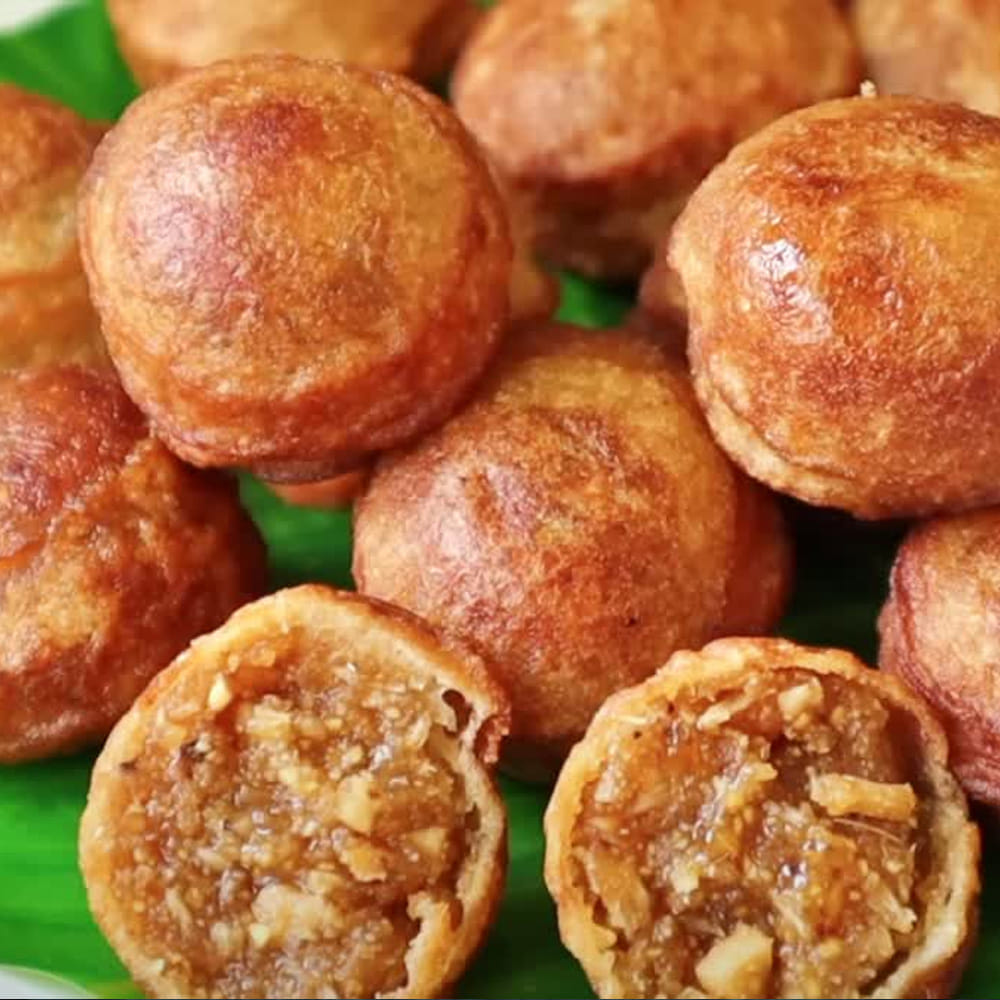 గ్రైండర్ లేదా మిక్సీలో తక్కువ నీళ్లు పోసి పిండిని గట్టిగా, మెత్తగా రుబ్బుకోవాలి. ఈ రుబ్బిన పిండిని దాదాపు మూడాల్గు గంటలు పులవనిస్తే బూరెలు బాగా పొంగి పైన క్రిస్పీగా వస్తాయి. పూర్ణం నూనెలో చొరబడకుండా ఉండటానికి తోపు పిండిలో కొద్దిగా ఉప్పు, చెంచా చక్కెర కలిపితే రుచితో పాటు మంచి రంగు కూడా వస్తుంది.