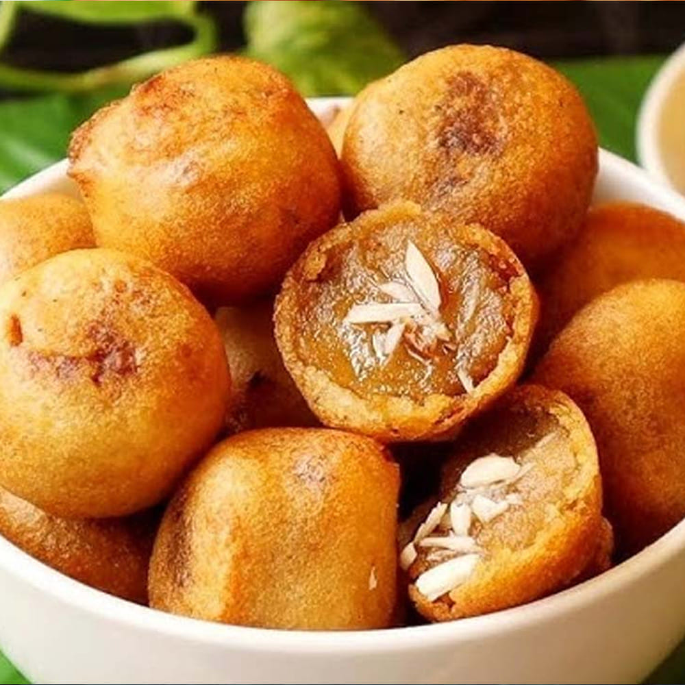 ఇక లోపలి పూర్ణం కోసం శనగపప్పును మెత్తగా ఉడికించి, నీరు లేకుండా వడకట్టాలి. ఆ తర్వాత శనగపప్పును మిక్సీలో మెత్తగా చేసి, సమపాళ్లలో బెల్లం తురుము చేర్చి మీడియం మంటపై ఉడికించాలి. మిశ్రమం కాస్త గట్టిపడ్డాక యాలకుల పొడి, చిటికెడు ఉప్పు, ఒక చెంచా నెయ్యి వేసి బాగా కలిపి దింపేయాలి. ఈ మిశ్రమం పూర్తిగా చల్లారాక చిన్న చిన్న ఉండలుగా చేసుకోవాలి.