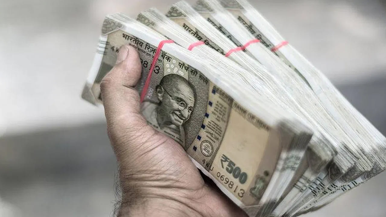  Best Investment Scheme: డబ్బు సంపాదించేందుకు రకరకాల పథకాలు అందుబాటులో ఉన్నాయి. అందులో తక్కువ ఇన్వెస్ట్‌మెంట్‌లో ఎక్కువ రాబడి వచ్చేలా ప్లాన్‌ తీసుకోవచ్చు. ప్రస్తుత కాలంలో నెలకు రూ.15 వేల నుంచి రూ.20 వేల వరకు మాత్రమే జీతం పొందే ఉద్యోగులు, కార్మికులు, చిన్న వ్యాపారులు భవిష్యత్తు గురించి ఆందోళన చెందడం సహజం. అయితే, ప్రతిరోజూ కేవలం రూ.50 మాత్రమే ఆదా చేసినట్లయితే మీకు మెచ్యూరిటీ సమయంలో లక్షలాది రూపాయలు కూడబెట్టుకోవచ్చని చెబుతున్నారు నిపుణులు.