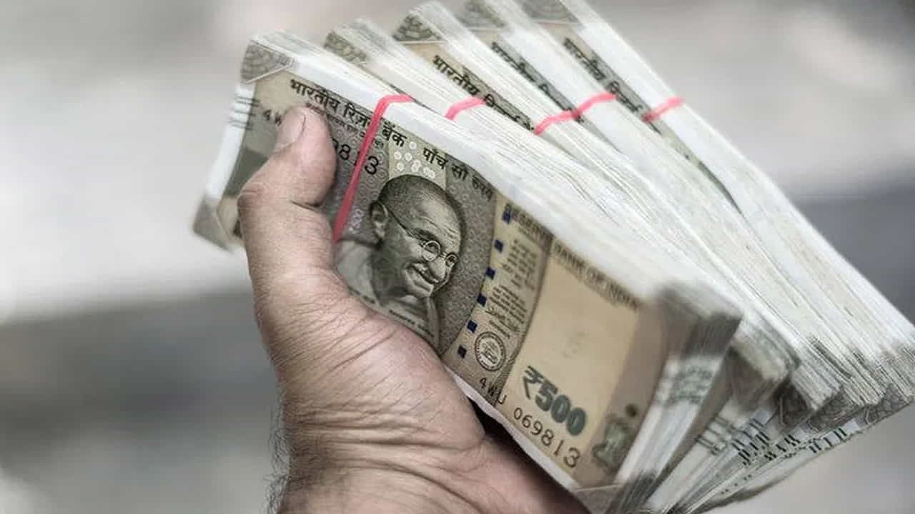 Best Investment Scheme: డబ్బు సంపాదించేందుకు రకరకాల పథకాలు అందుబాటులో ఉన్నాయి. అందులో తక్కువ ఇన్వెస్ట్మెంట్లో ఎక్కువ రాబడి వచ్చేలా ప్లాన్ తీసుకోవచ్చు. ప్రస్తుత కాలంలో నెలకు రూ.15 వేల నుంచి రూ.20 వేల వరకు మాత్రమే జీతం పొందే ఉద్యోగులు, కార్మికులు, చిన్న వ్యాపారులు భవిష్యత్తు గురించి ఆందోళన చెందడం సహజం. అయితే, ప్రతిరోజూ కేవలం రూ.50 మాత్రమే ఆదా చేసినట్లయితే మీకు మెచ్యూరిటీ సమయంలో లక్షలాది రూపాయలు కూడబెట్టుకోవచ్చని చెబుతున్నారు నిపుణులు.