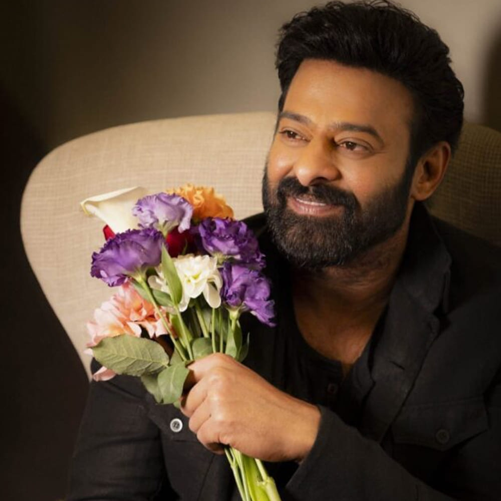 రెబల్ స్టార్ ప్రభాస్ వరుస సినిమాలతో ఫుల్ బిజీగా ఉన్నాడు. డార్లింగ్ లైనప్ చూస్తే మెంటలెక్కుతుంది. గ్యాప్ లేకుండా సినిమాలు చేస్తూ ఫ్యాన్స్ కు అదిరిపోయే ఎంటర్టైన్మెంట్ అందిస్తున్నాడు ప్రభాస్. చివరిగా ప్రభాస్ నటించిన రాజా సాబ్ సినిమా ఆకట్టుకోలేకపోయింది. మారుతి దర్శకత్వంలో వచ్చిన ఈ సినిమా అభిమానుల అంచనాలు అందుకోలేకపోయింది. దాంతో డార్లింగ్ నెక్స్ట్ సినిమా కోసం ఫ్యాన్స్ ఈగర్ గా ఎదురుచూస్తున్నారు. 