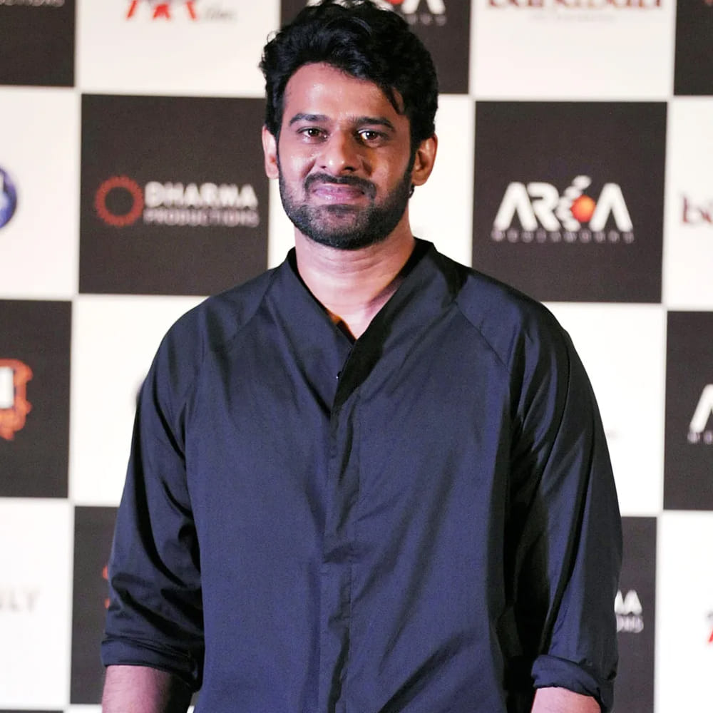బాలీవుడ్ లో ఆమె స్టార్ హీరోయిన్.. ఎన్నో సూపర్ హిట్ సినిమాల్లో నటించారు ఆమె. ఇంతకూ ఆమె ఎవరో తెలుసా.? ఆమె బాలకృష్ణతో బ్లాక్ బస్టర్ హిట్ కొట్టింది. అలాగే కింగ్ నాగార్జునతో కూడా నటించింది.. ఇంతకూ ఆమె మరెవరో కాదు.. బాలీవుడ్ బ్యూటీ రవీనా టాండన్. తెలుగులో పలు హిట్ చిత్రాల్లో నటించి అభిమానులకు బాగా దగ్గరైన ఉత్తరాది భామ రవీనా టాండన్ గురించి టాలీవుడ్ అగ్రహీరో ప్రభాస్ గతంలో ఆసక్తికర వ్యాఖ్యలు చేశారు.