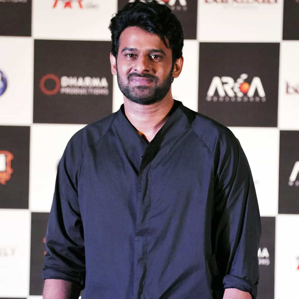 బాలీవుడ్ లో ఆమె స్టార్ హీరోయిన్.. ఎన్నో సూపర్ హిట్ సినిమాల్లో నటించారు ఆమె. ఇంతకూ ఆమె ఎవరో తెలుసా.? ఆమె బాలకృష్ణతో బ్లాక్ బస్టర్ హిట్ కొట్టింది. అలాగే కింగ్ నాగార్జునతో కూడా నటించింది.. ఇంతకూ ఆమె మరెవరో కాదు.. బాలీవుడ్ బ్యూటీ రవీనా టాండన్. తెలుగులో పలు హిట్ చిత్రాల్లో నటించి అభిమానులకు బాగా దగ్గరైన ఉత్తరాది భామ రవీనా టాండన్ గురించి టాలీవుడ్ అగ్రహీరో ప్రభాస్ గతంలో ఆసక్తికర వ్యాఖ్యలు చేశారు.