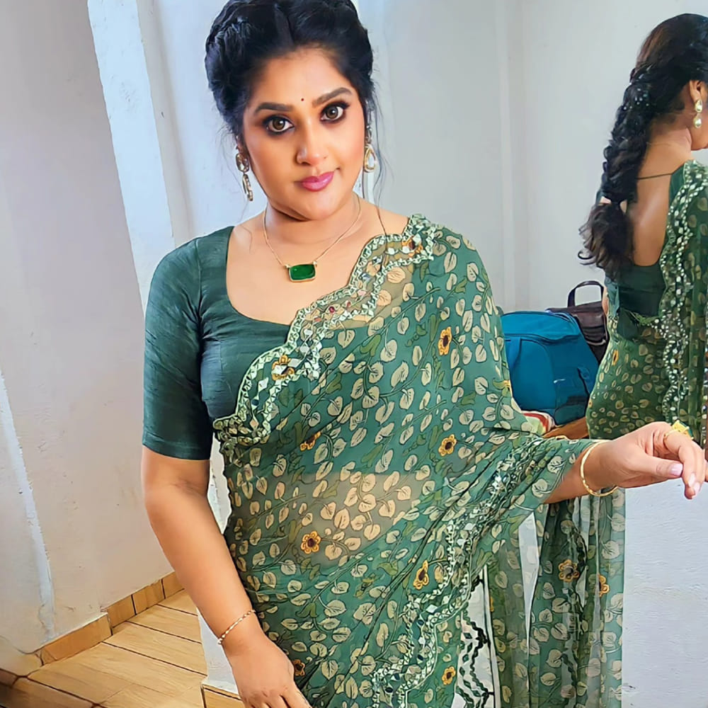 అంతే కాదు పదుల సంఖ్యలో సీరియల్స్ చేసింది. ఇప్పటికీ సీరియల్స్ లో నటిస్తూ.. అవకాశం వచినప్పుడల్లా సినిమాల్లో మెరుస్తుంది. అయితే మొన్నటి వరకు కాస్త బొద్దుగా ఉన్న ప్రియా.. ఇప్పుడు పూర్తిగా సన్నగా మారి మరింత అందంగా కనిపిస్తుంది. నాలుగు పదుల వయసులో పాతికేళ్ల అమ్మాయిల కనిపిస్తుంది. మరోవైపు సోషల్ మీడియాలో ఎప్పుడూ యాక్టివ్ గా ఉండే ప్రియా.. రెగ్యులర్ గా ఫోటోలు, వీడియోలు షేర్ చేస్తూ ఆకట్టుకుంటుంది. 