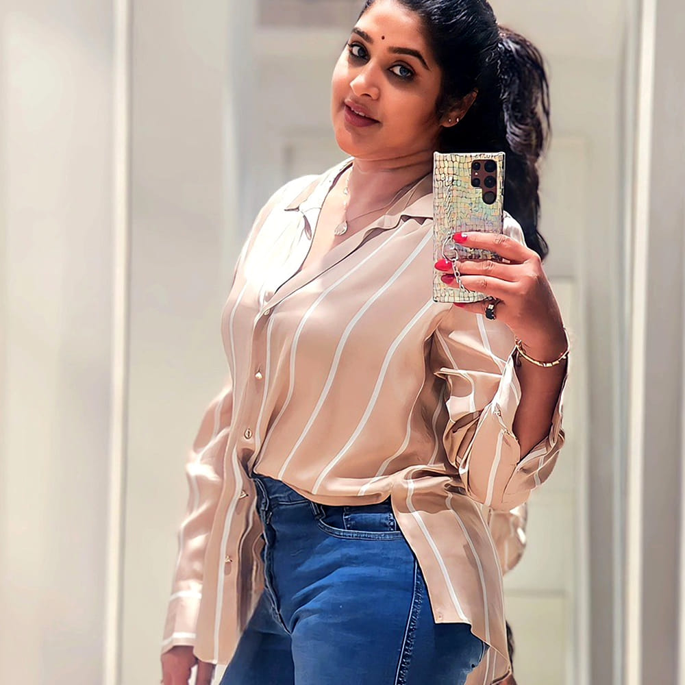 వారిలో పైన కనిపిస్తున్న నటి ఒకరు. ఆమె సినిమాల్లోనే కాదు సీరియల్స్ లోనూ నటించి మెప్పించారు. హీరోయిన్స్ బీట్ చేసే అందం, ఆకట్టుకునే నటన ఆమె సొంతం ఇంతకూ ఆమె ఎవరో గుర్తుపట్టారా.? ఇప్పుడు ఆమె యంగ్ హీరోయిన్స్ కూడా కుళ్ళుకునేలా మారి ప్రేక్షకులను ఆకట్టుకుంటుంది.పైన ఫోటోలో కనిపిస్తున్న నటి దాదాపు 100కు పైగా సినిమాల్లో నటించింది. అలాగే బుల్లితెరపై పలు సీరియల్స్ చేసి తెలుగు ప్రేక్షకులకు దగ్గరైంది.