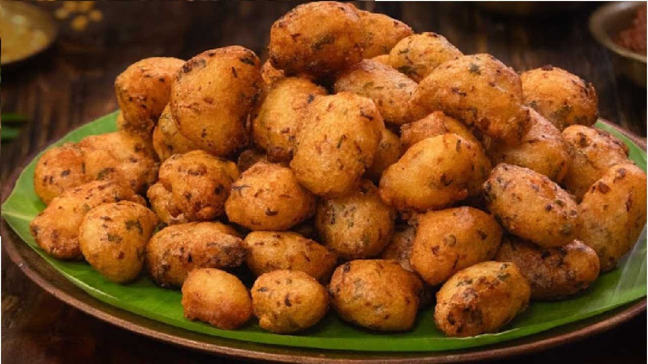 కావాల్సిన పదార్థాలు : బియ్యం పిండి, బంగళా దుంపలు, అల్లం చిన్న ముక్క, పచ్చి మిర్చి, జీలకర్ర, ఉప్పు, నూనె, చిటికెడు కారం. ఈ తక్కువ పదార్థాలతో మినీ బోండాలు చాలా సులభంగా తయారు చేయవచ్చును. అంతే కాకుండా ఇవి చాలా రుచికరంగా కూడా ఉంటాయి. అయితే ఇప్పుడు మనం మినీ బోండాలు ఎలా తయారు చేయాలో చూసేద్దాం.