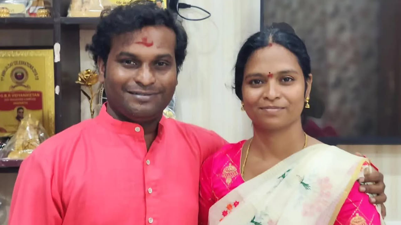 గతేడాది ఏకంగా ఐదు సినిమాల్లో నటించాడు రచ్చ రవి. ఈ ఏడాదిలో ఇప్పటికే అతను నటించిన మూడు సినిమాలు థియేటర్లలో విడుదలయ్యాయి. వనవీర, మృత్యుంజయ్ రీసెంట్ గా సింగ్ గీతం సినిమాల్లో కీలక పాత్రలు పోషించాడు రచ్చ రవి. ప్రస్తుతం నటుడి చేతిలో పలు సినిమాలున్నాయి.