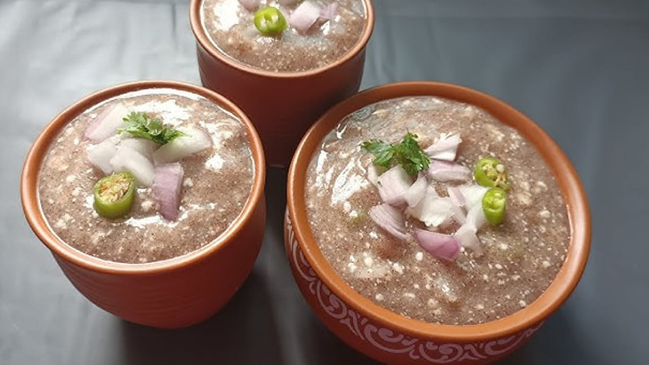 పల్లెటూరి స్టైల్ రాగి అంబలి తయారీ విధానం: ముందుగా ఒక గిన్నెలో కొద్దిగా రాగి పిండిని తీసుకుని దానిలో అర కప్పు నీళ్ళు పోసి దీనిని ఉండలు లేకుండా మంచిగా కలుపుకోవాలి. ఇప్పుడు ఇంకో పాత్ర తీసుకుని నీటిని తీసుకుని బాగా మరిగించుకోవాలి. మీ ఇంట్లో కూడా తప్పకుండా ట్రై చేయండి