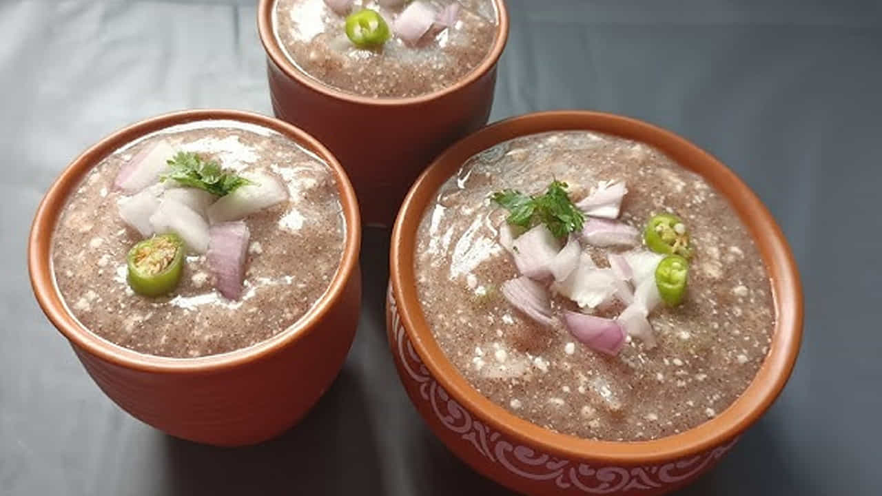 పల్లెటూరి స్టైల్ రాగి అంబలి తయారీ విధానం:  ముందుగా ఒక గిన్నెలో కొద్దిగా రాగి పిండిని తీసుకుని దానిలో అర కప్పు నీళ్ళు  పోసి దీనిని ఉండలు లేకుండా మంచిగా కలుపుకోవాలి.  ఇప్పుడు ఇంకో పాత్ర తీసుకుని  నీటిని తీసుకుని బాగా మరిగించుకోవాలి. మీ ఇంట్లో కూడా తప్పకుండా ట్రై చేయండి 