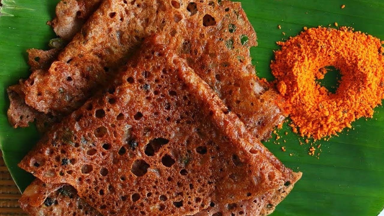 సగ్గుబియ్యం, రాగి దోస రెసిపీ తయారీ విధానం: ఆ తర్వాత నానిన రాగులను , మినపపును తీసుకుని మిక్సీలో వేసి మెత్తగా పిండిలా పట్టుకోవాలి. అయితే, వెంటనే దీనిని అట్టులాగా వేసుకోకుండా ఈ పిండిని 7 గంటలు కదిలించకుండా పులియబెట్టాలి.ఇలా చేస్తే మంచి రుచి వస్తుంది.