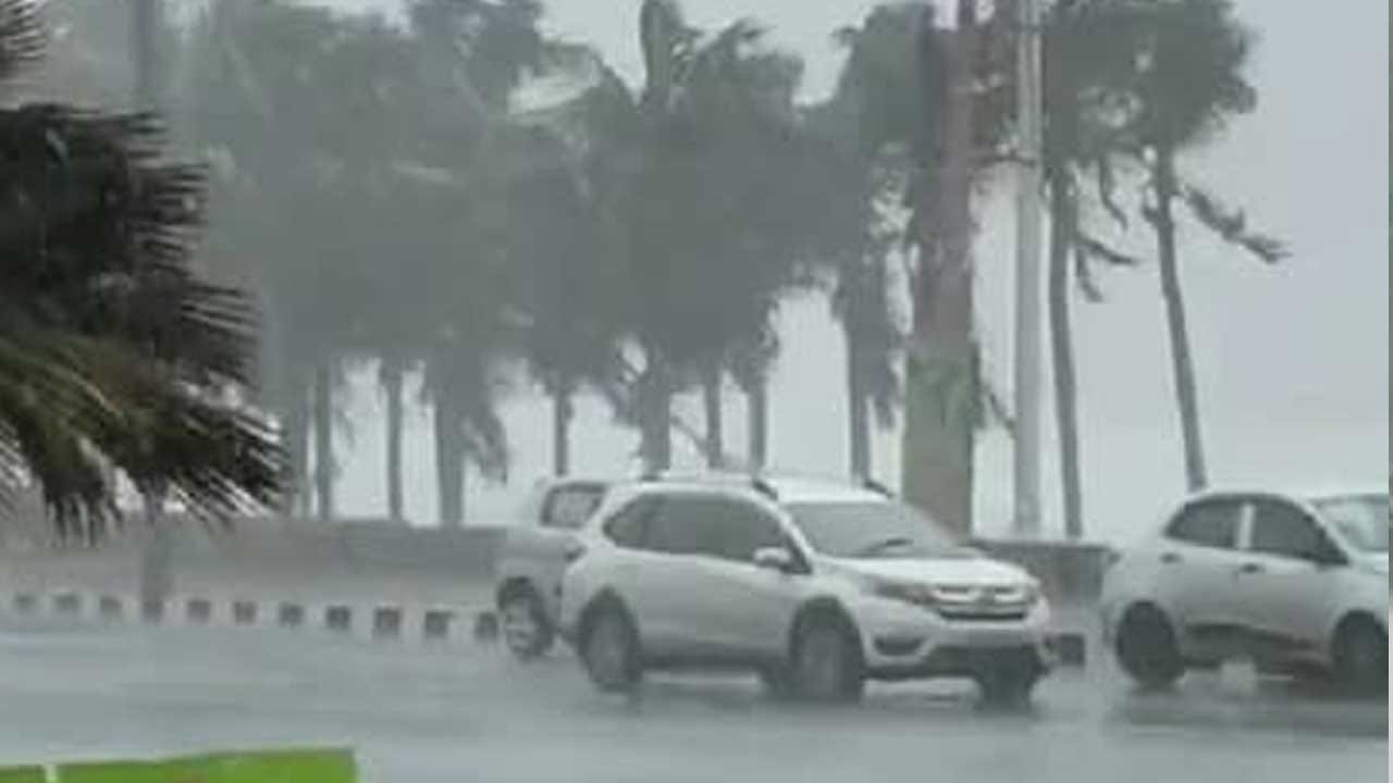 అయితే పలు చోట్ల అతి భారీ వర్షాలు కురుస్తుండటంతో వరద ఉదృతి పెరిగింది. దీంతో రహదారులు కొట్టుకుపోయి వాహనాల రాకపోపకలు తీవ్ర అంతరాయం ఏర్పడింది.  ముఖ్యంగా ఉత్తర తెలంగాణలోని కొన్ని ప్రాంతాలతో పాటు, హైదరాబాద్, మెదక్ ఇలా పలు జిల్లాల్లో భారీ వర్షాపాతం నమోదు అయ్యింది.