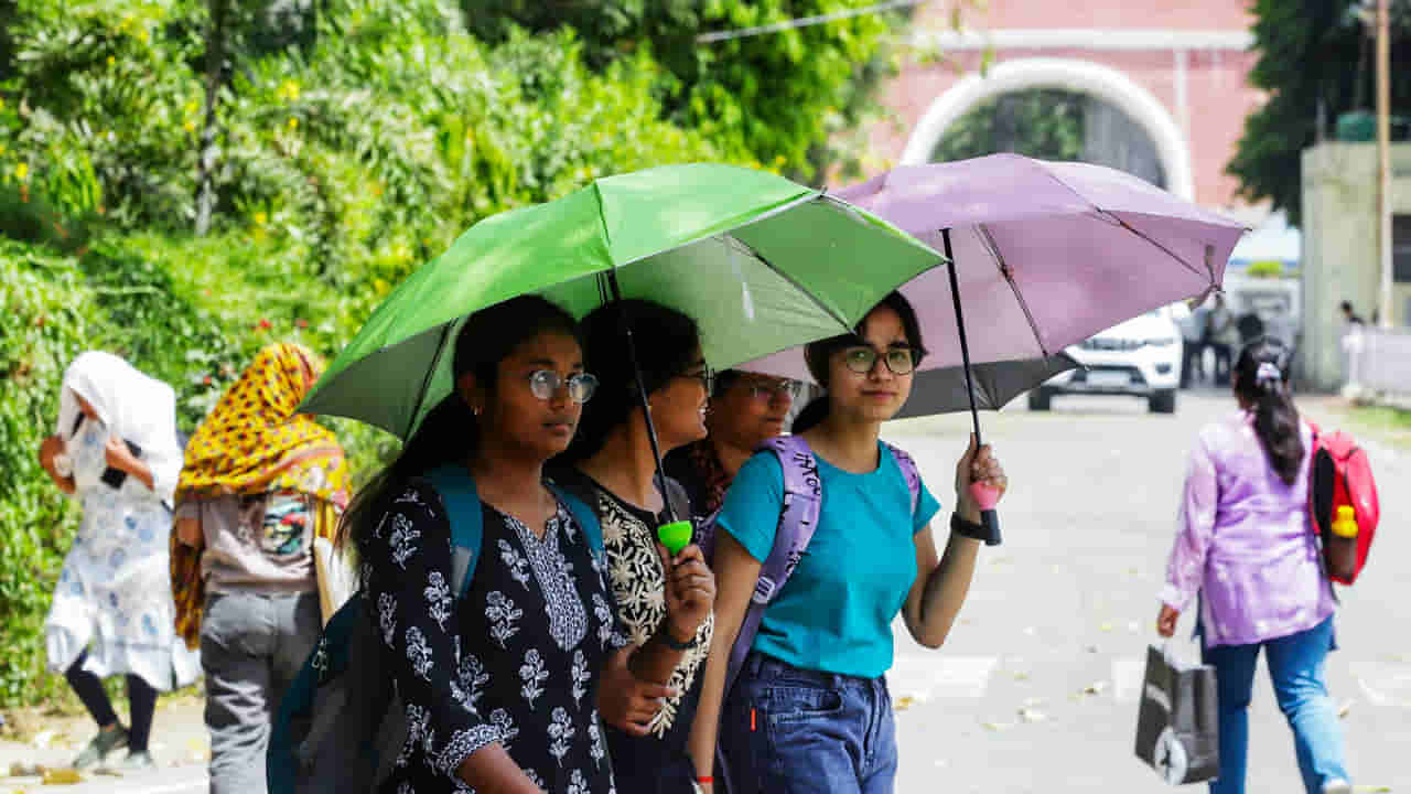 Rain Updates: బంగాళాఖాతంలో ద్రోణి ఎఫెక్ట్.. తెలుగు రాష్ట్రాలకు వాతావరణశాఖ భారీ రెయిన్ అలర్ట్.. ఈ జిల్లాల ప్రజలు జాగ్రత్త