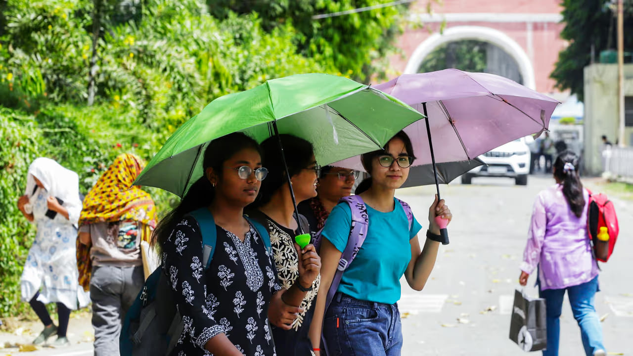Rain Updates: బంగాళాఖాతంలో ద్రోణి ఎఫెక్ట్.. తెలుగు రాష్ట్రాలకు వాతావరణశాఖ భారీ రెయిన్ అలర్ట్.. ఈ జిల్లాల ప్రజలు జాగ్రత్త