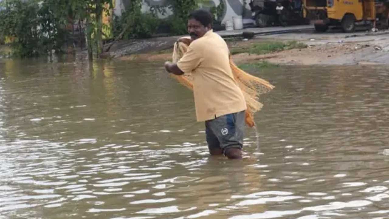 ఇక రాష్ట్రంలో  భారీ వర్షాలు కురుస్తుండటంతో వాతావరణ శాఖ అధికారులు అప్రమత్తం అయ్యారు. దీంతో 10 జిల్లాలకు ఎల్లో అలర్జ్ జారీ చేశారు. బుధవారం భారీ వర్షాలు పడగా, గురు, శుక్రవారాల్లో తేలికపాటి నుంచి చిరుజల్లులు కురిసే ఛాన్స్ ఉందని చెప్పుకొచ్చారు.  